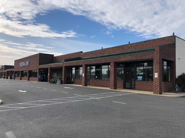 More Photos Of 838-840 S 5th Ave, Denton Supermarket For Lease