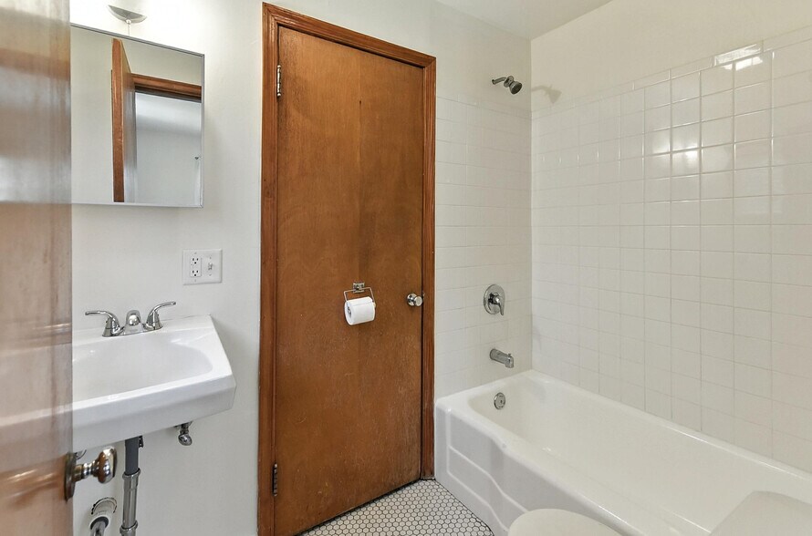 More Photos Of 817 N 48th St, Omaha Apartments For Sale