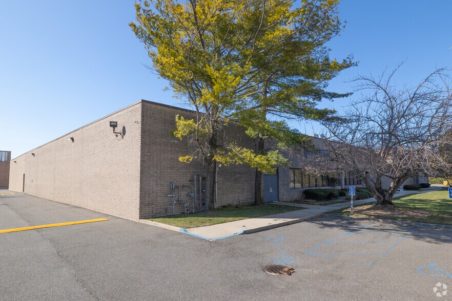 More Photos Of 60 Executive Blvd, Farmingdale Manufacturing For Sale