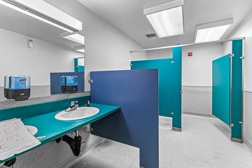 More Photos Of 1990 NW Washington Blvd, Grants Pass Warehouse For Sale