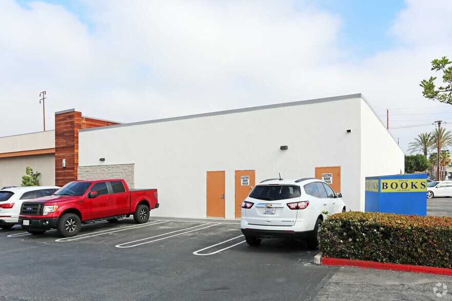 More Photos Of 10026-10038 Adams Ave, Huntington Beach Storefront For Lease