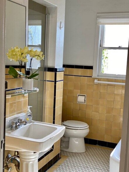 More Photos Of 455 N Sycamore Ave, Los Angeles Apartments For Sale