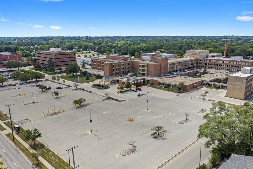 More Photos Of 2400 N Rockton Ave, Rockford Hospital For Lease