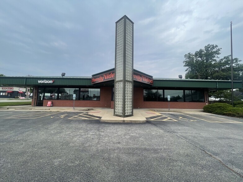 More Photos Of 603-605 W Van Buren St, Clinton General Retail For Lease