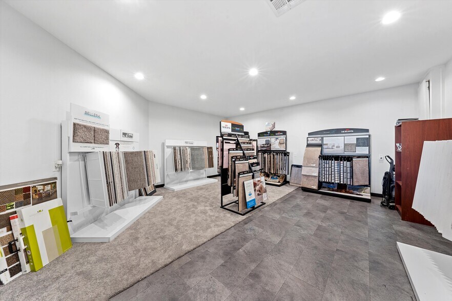 More Photos Of 6604 N State Highway 6, Woodway Storefront Retail Office For Lease