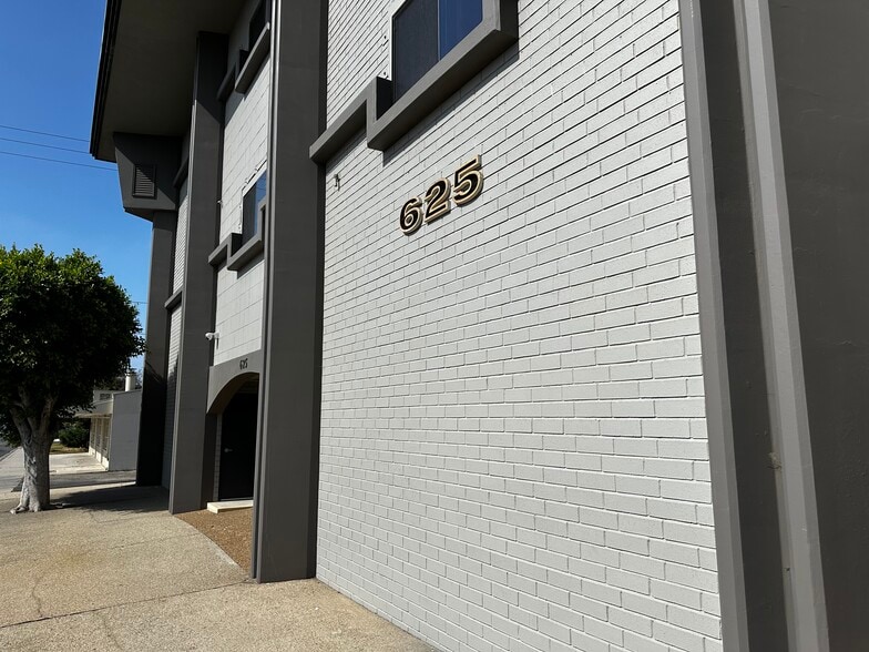 More Photos Of 625 N A St, Oxnard Office For Sale