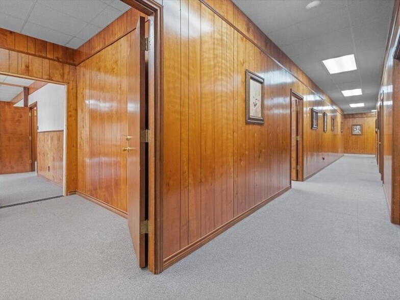 More Photos Of 1000 N Church St, Palestine Medical For Sale