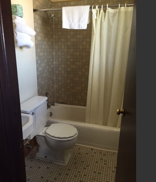 More Photos Of 100 Silver St, Hurley Hotel For Sale