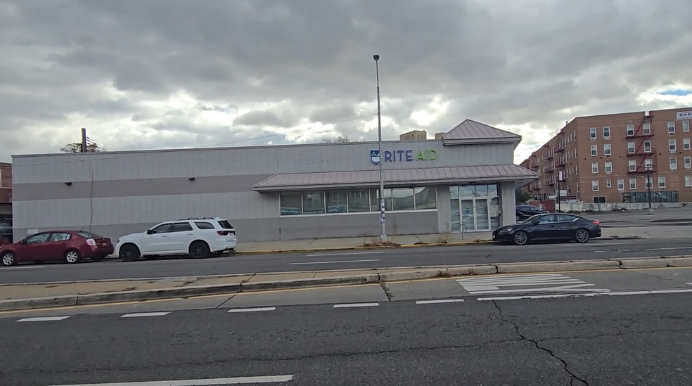 More Photos Of 15802 Union Tpke, Flushing Freestanding For Lease