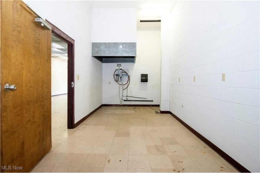 More Photos Of 390 E Wood St, Shreve Flex For Sale