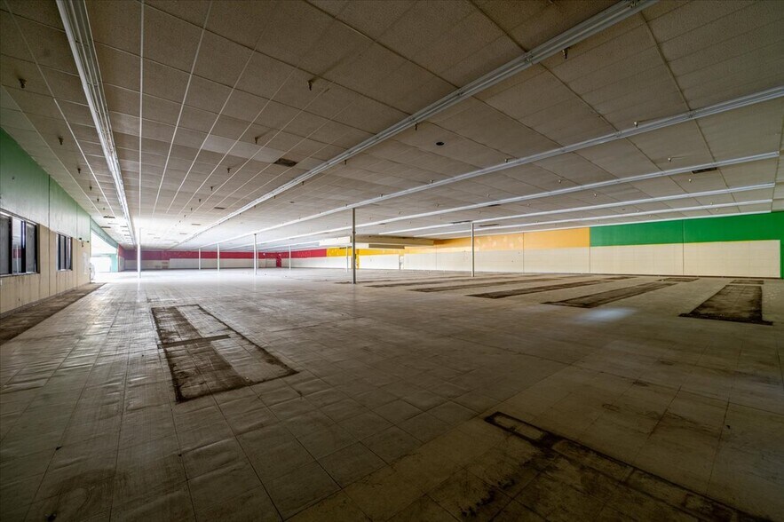 More Photos Of 147 W Shaw Ave, Clovis General Retail For Lease