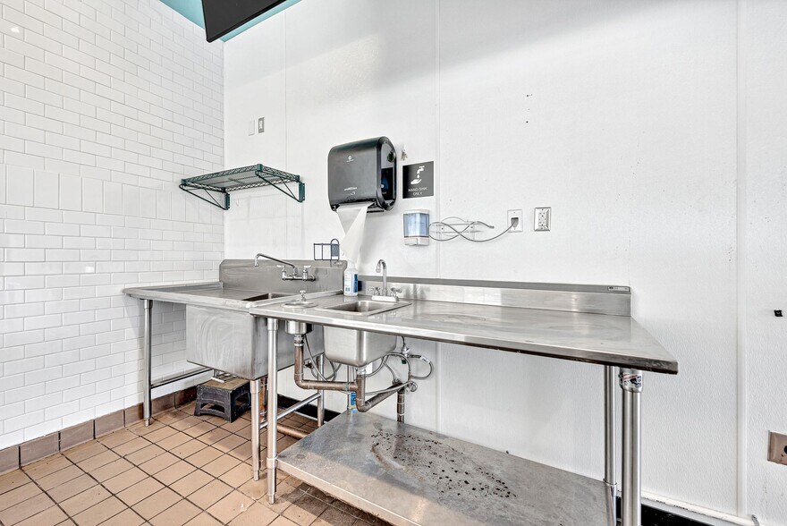 More Photos Of 4280 W Martin Luther King Blvd, Fayetteville Restaurant For Sale