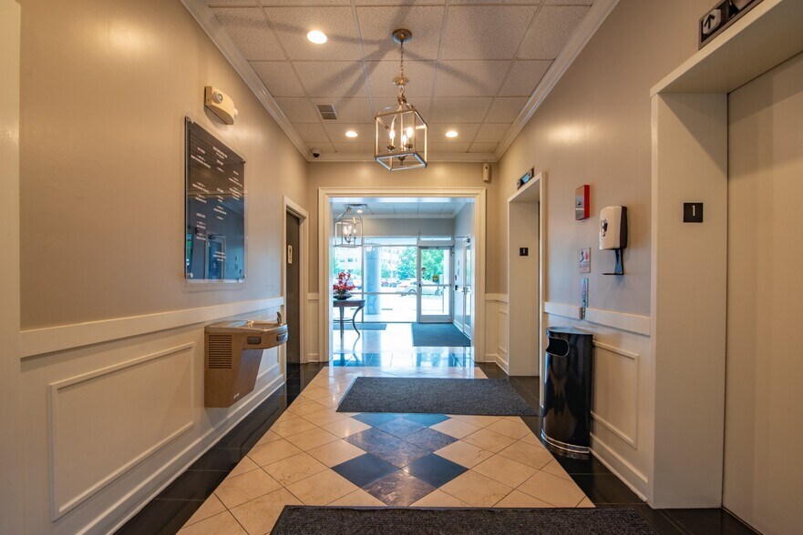 More Photos Of 151 N Eagle Creek Dr, Lexington Medical For Lease