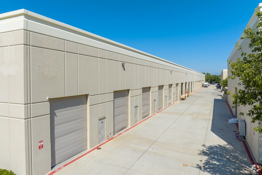 More Photos Of 24335 Prielipp Rd, Wildomar Showroom For Lease