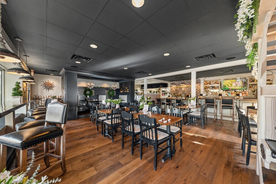 More Photos Of 320 W College St, Pulaski Fast Food For Sale