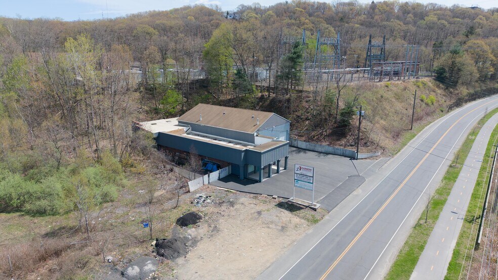 More Photos Of 2391 S Main St, Waterbury Showroom For Lease