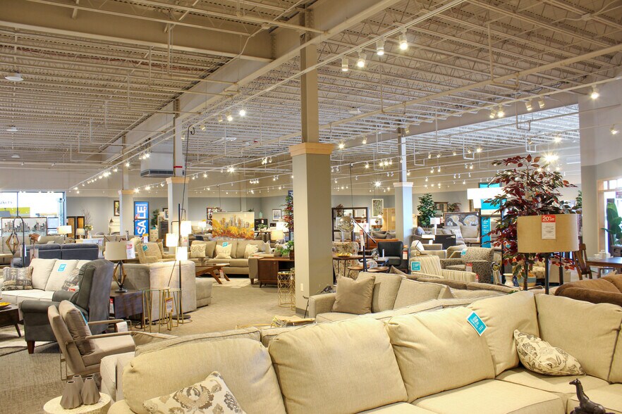 More Photos Of 405-425 N 32nd St, Quincy Freestanding For Lease