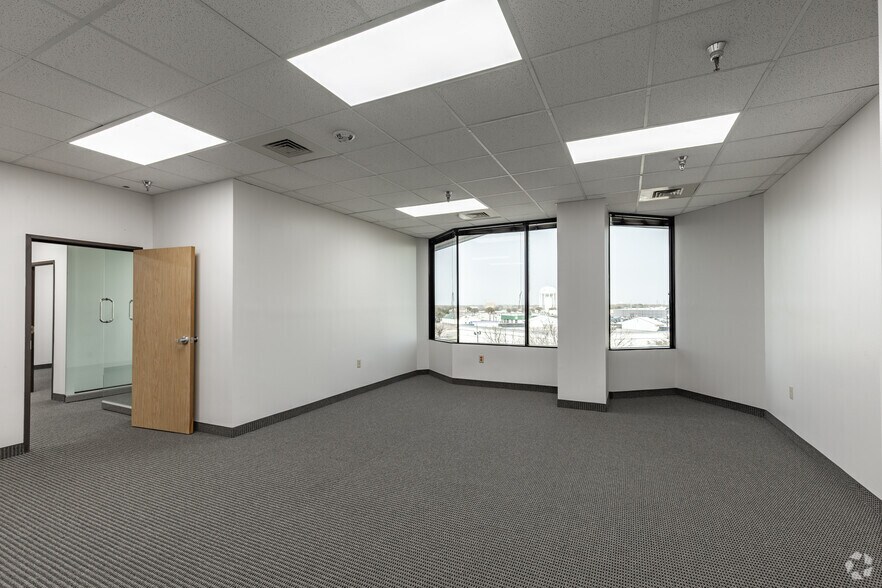 More Photos Of 555 Republic Dr, Plano Office For Lease