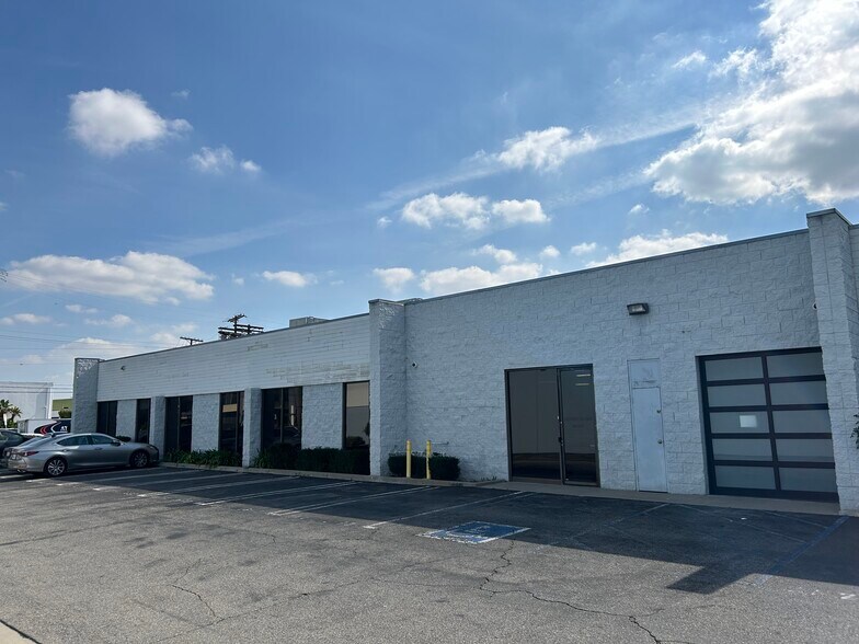 More Photos Of 7027 Hayvenhurst Ave, Van Nuys Light Manufacturing For Lease