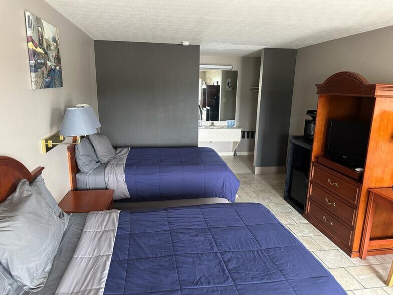 More Photos Of 1500 Edmonton Rd, Tompkinsville Hotel For Sale