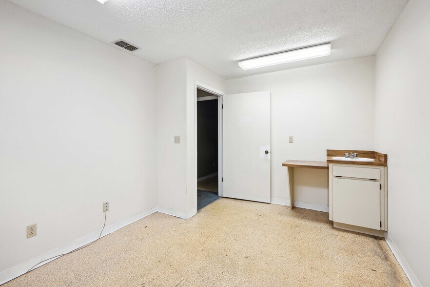 More Photos Of 6536 Stadium Dr, Zephyrhills Storefront For Sale