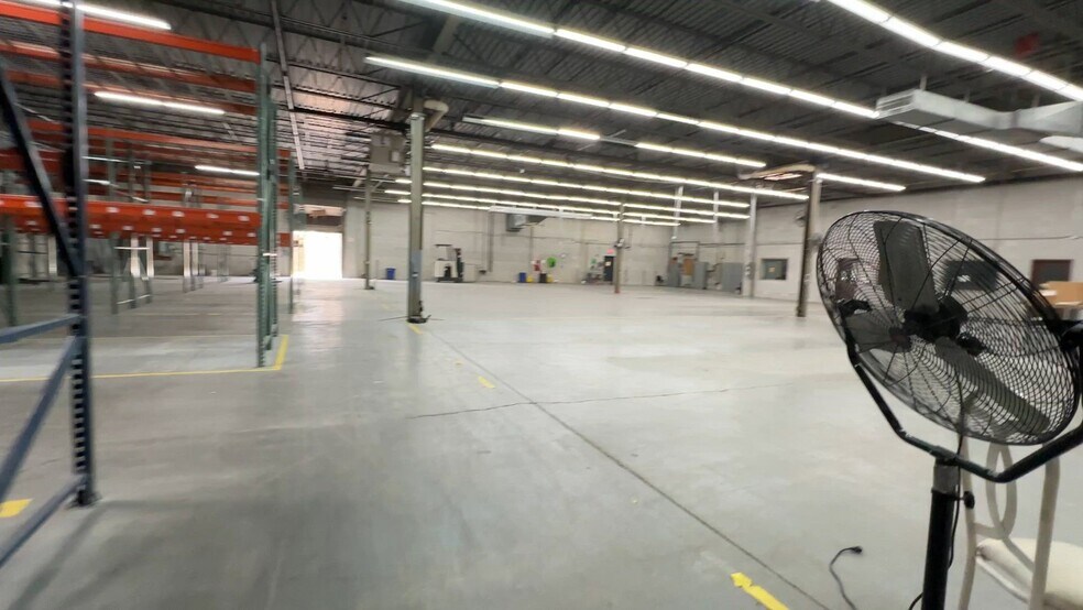 Primary Photo Of 333 W Hintz Rd, Wheeling Warehouse For Lease