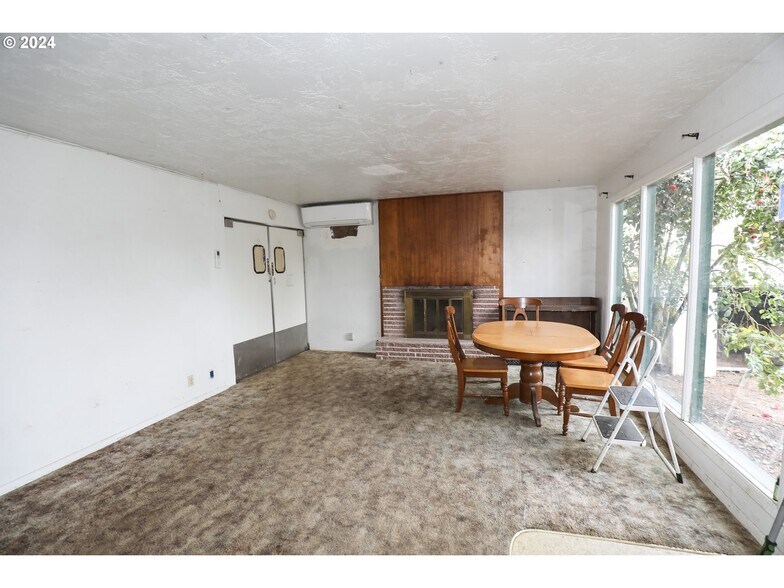 More Photos Of 501 NW Douglas Blvd, Winston General Retail For Sale