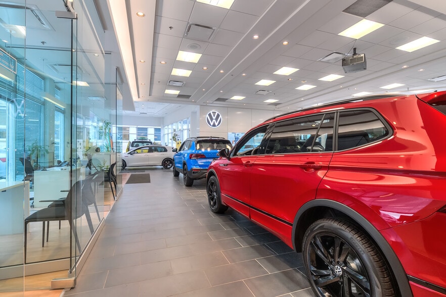 More Photos Of 322-324 Rue Peel, Montréal Auto Dealership For Lease