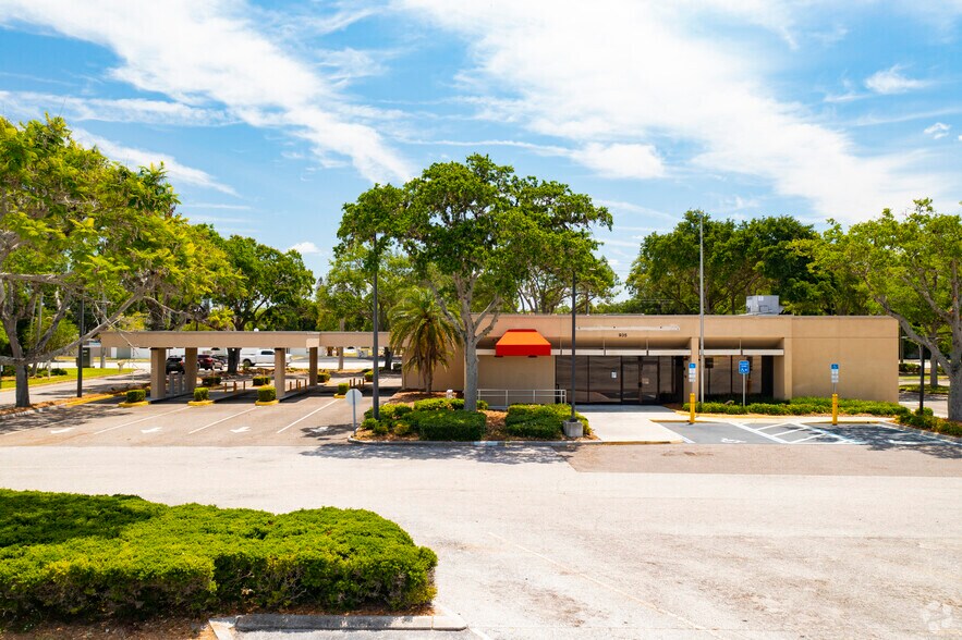 More Photos Of 935 Beneva Rd N, Sarasota Bank For Lease
