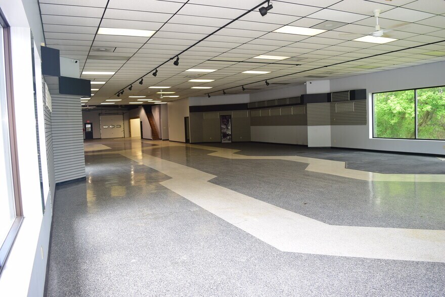 More Photos Of 2013 General Potter Hwy, Centre Hall Showroom For Sale