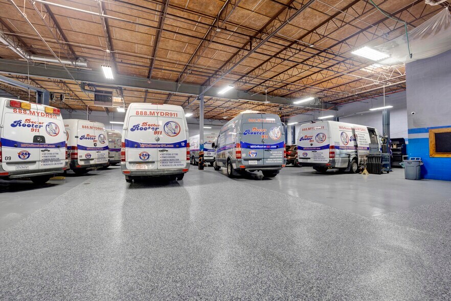 More Photos Of 764-768 Thomas Dr, Bensenville Manufacturing For Lease