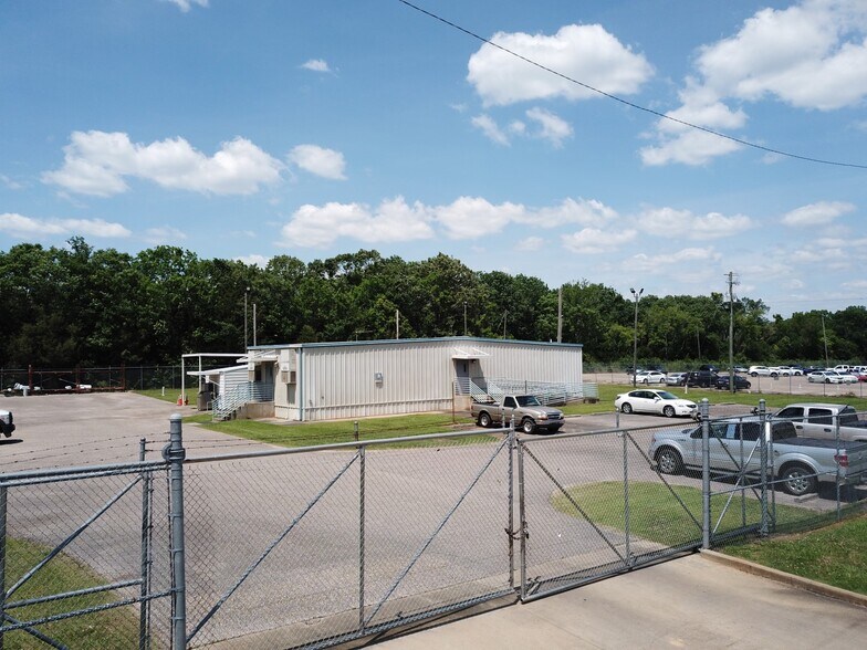 More Photos Of 900 Ravenwood Dr, Selma Warehouse For Sale