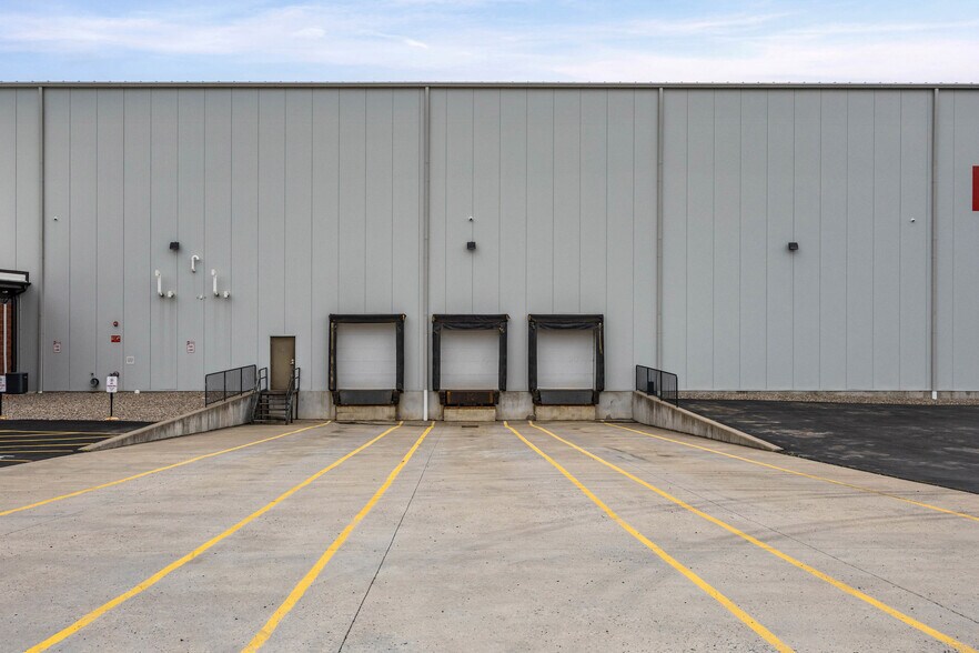 More Photos Of 80 Davis Pky, Clyde Warehouse For Sale