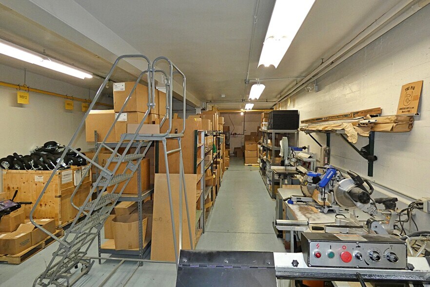 More Photos Of 10 W Main St, Lancaster Flex For Lease