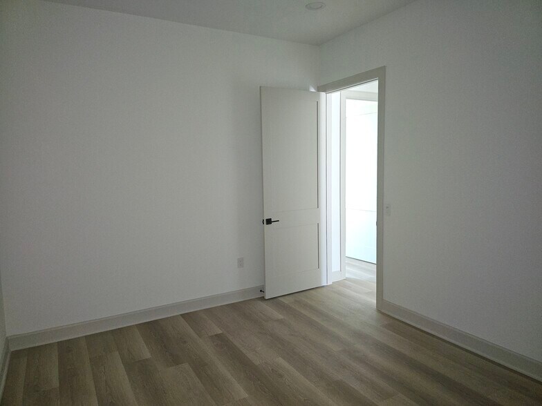 More Photos Of 1325 Main St, Katy Unknown For Lease