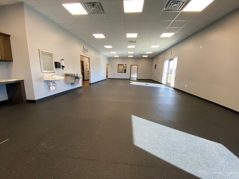 More Photos Of 2221 John Williams Blvd, Bedford Office For Sale