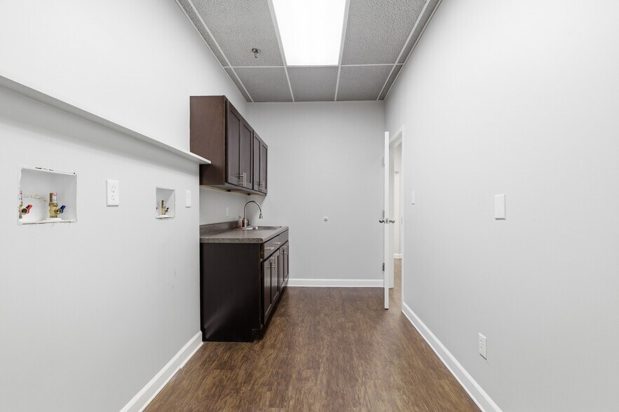 More Photos Of 104-176 Cude Ln, Madison Medical For Lease