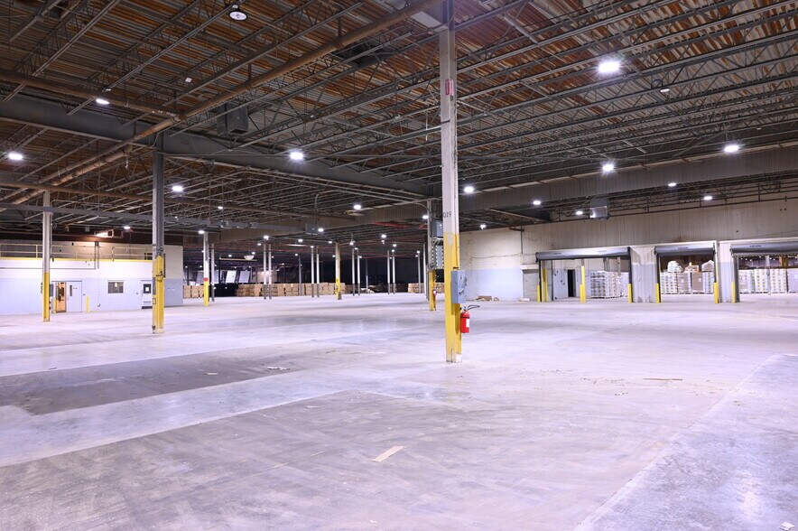 More Photos Of 900-1000 Tyrone Pike, Versailles Manufacturing For Lease