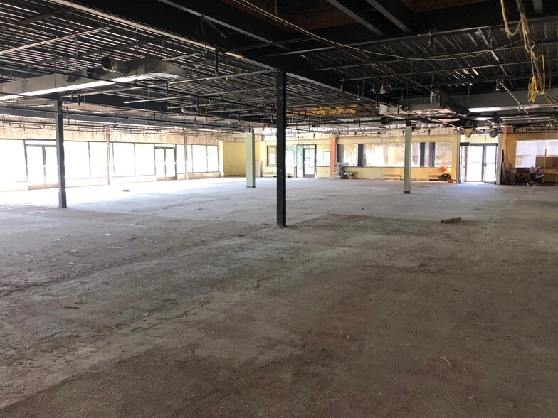 More Photos Of 601 Veterans Memorial Hwy, Hauppauge Storefront For Lease