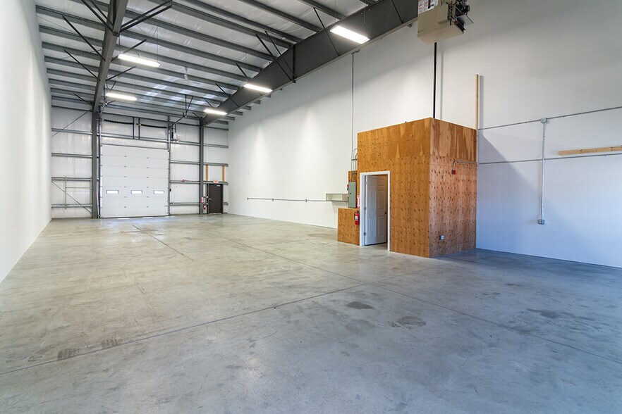 More Photos Of 376 Dry Bridge Rd, North Kingstown Warehouse For Sale
