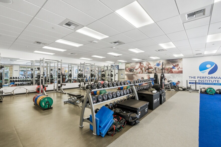 More Photos Of 24525 Town Center Dr, Valencia Parking Garage For Sale