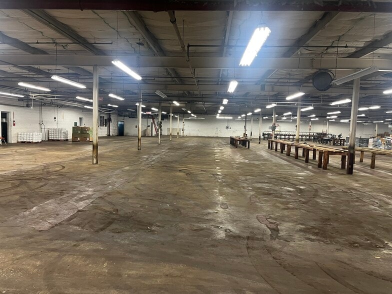 More Photos Of 1495 N Main St, Hendersonville Industrial For Lease