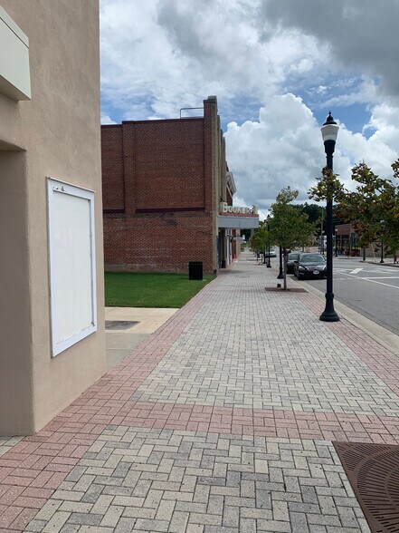 More Photos Of 150 E Thomas St, Rocky Mount General Retail For Lease