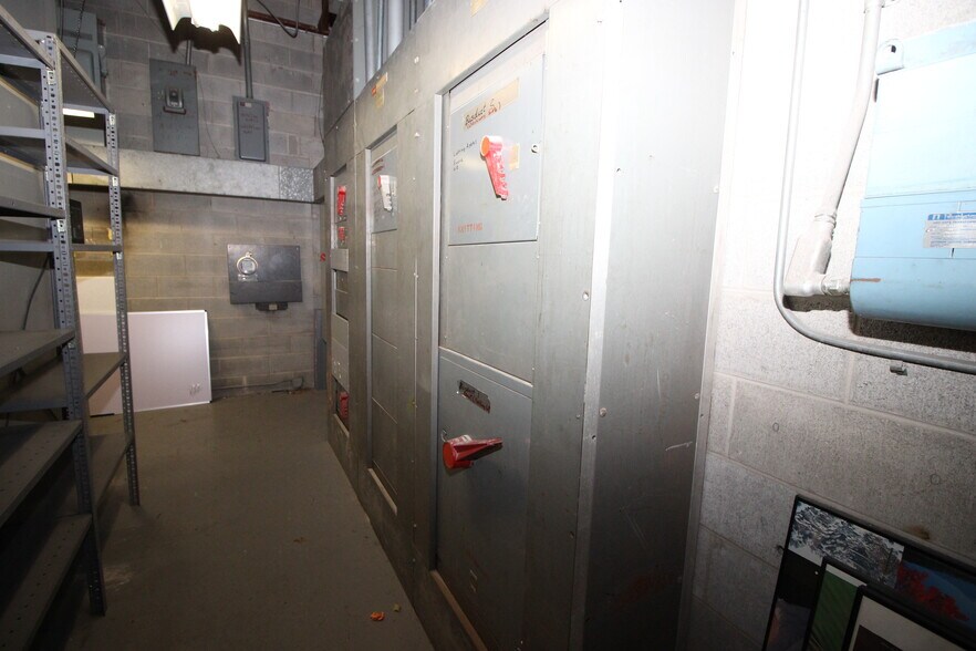 More Photos Of 455 Maryland Dr, Fort Washington Light Manufacturing For Sale