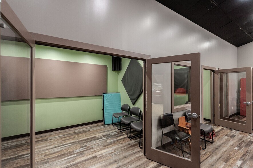 More Photos Of 20 Executive Park Dr, Hendersonville Loft Creative Space For Sale