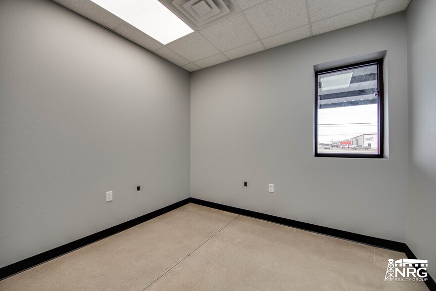 More Photos Of 1602 S Midkiff Rd, Midland Warehouse For Lease