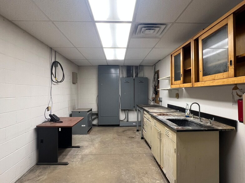 More Photos Of 4300 W Ridge Rd, Erie Manufacturing For Sale