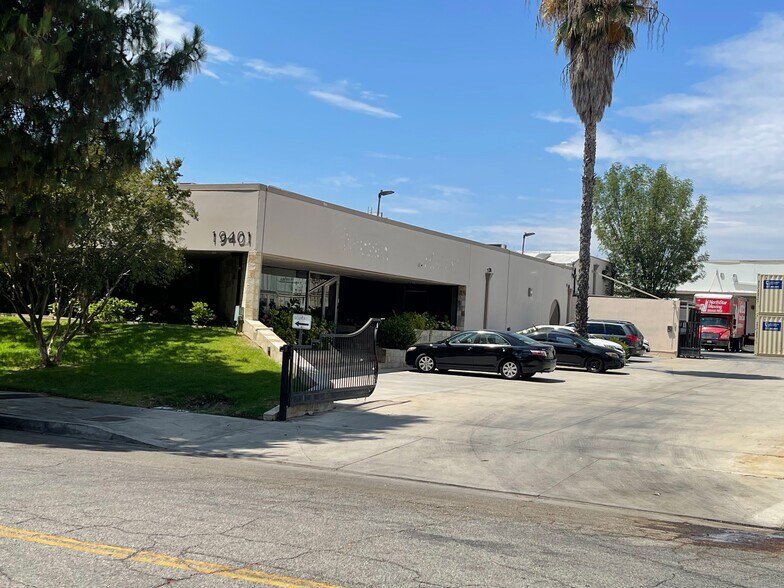 More Photos Of 19401 Business Center Dr, Northridge Warehouse For Lease