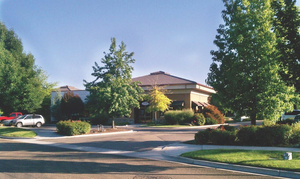 More Photos Of 1250 E Iron Eagle Dr, Eagle Showroom For Lease