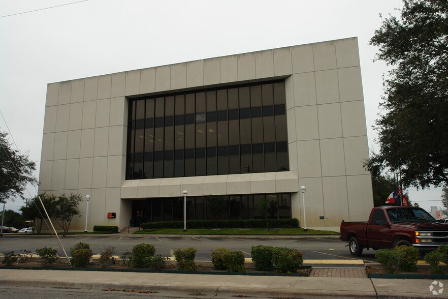 Primary Photo Of 601 E Main St, Alice Office For Lease